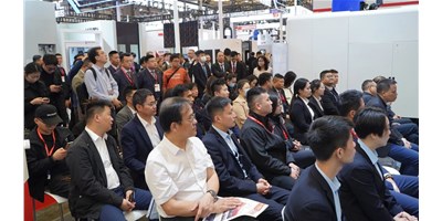 创世纪集团CCMT2024新品颁布会盛大开幕，高端五轴机床引领行业创新潮水
